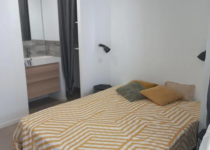 Large Near Medieval アパート